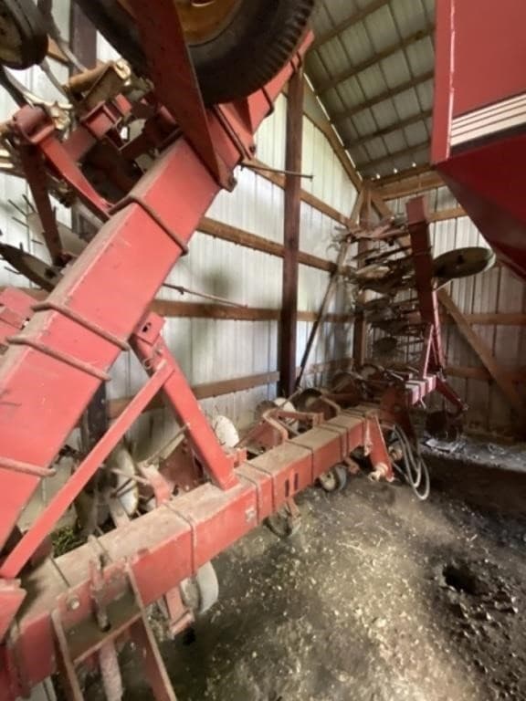 Image of International Harvester 133 equipment image 3