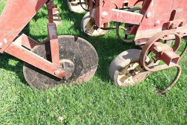 Image of International Harvester 133 equipment image 3