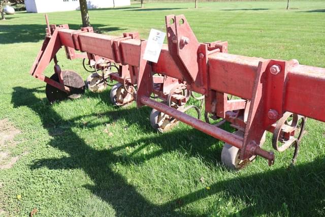 Image of International Harvester 133 equipment image 2