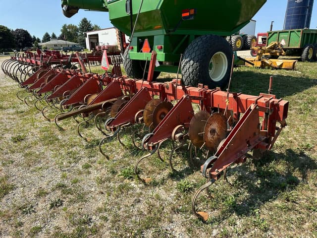 Image of International Harvester 133 equipment image 3
