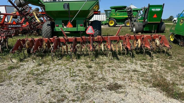 Image of International Harvester 133 equipment image 4