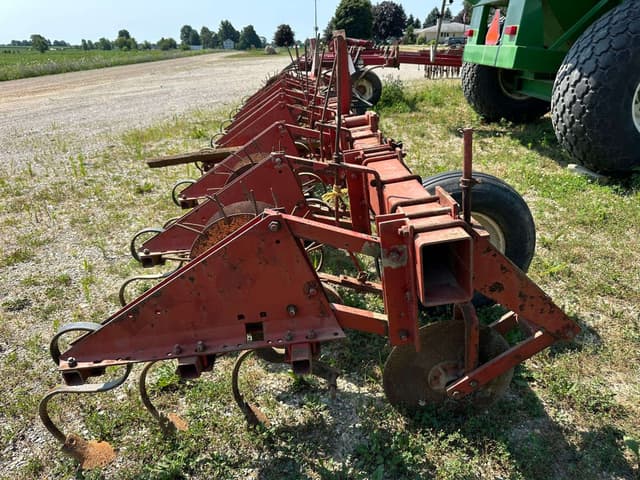 Image of International Harvester 133 equipment image 1