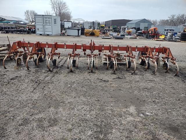 Image of International Harvester 133 equipment image 4