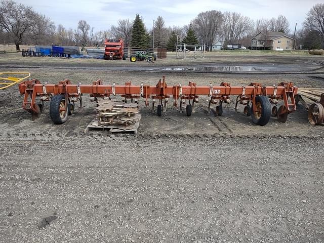 Image of International Harvester 133 equipment image 1
