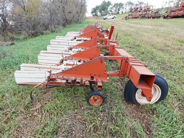 Image of International Harvester 133 equipment image 1