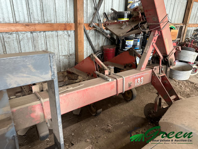 Image of International Harvester 133 equipment image 2