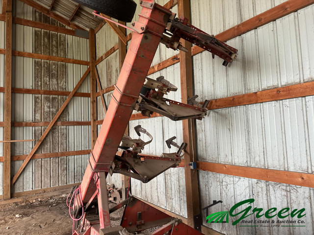 Image of International Harvester 133 equipment image 4