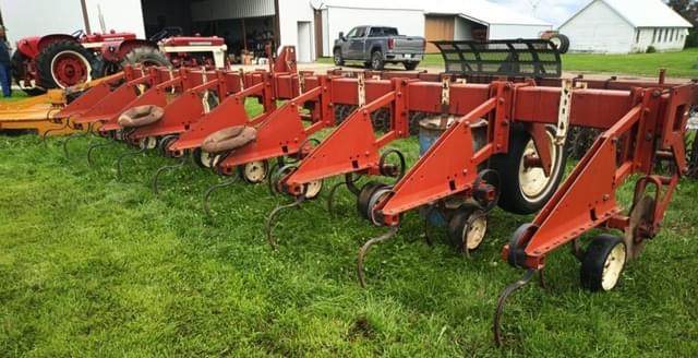Image of International Harvester 133 equipment image 1