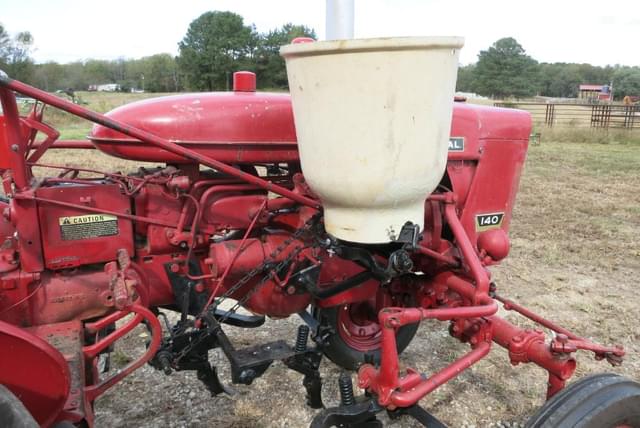 Image of International Harvester 140 equipment image 4