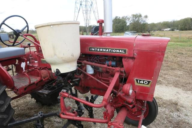 Image of International Harvester 140 equipment image 2