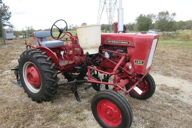 Image of International Harvester 140 equipment image 1