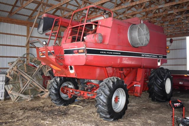 Image of International Harvester 1440 equipment image 2