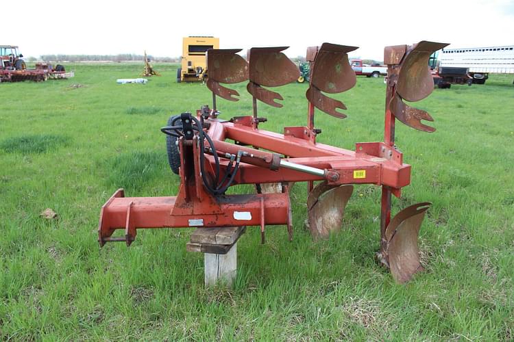 Main image International Harvester 145 1