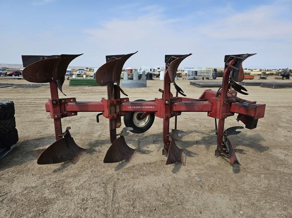 Image of International Harvester 145 Image 0