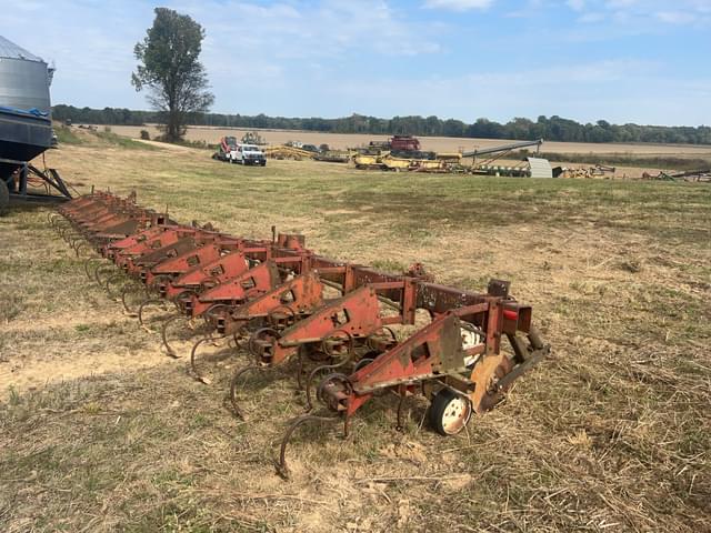 Image of International Harvester 183 equipment image 3