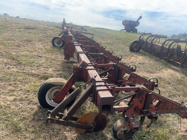 Image of International Harvester 183 equipment image 1