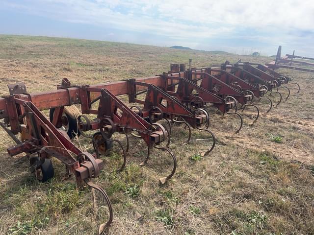 Image of International Harvester 183 equipment image 2