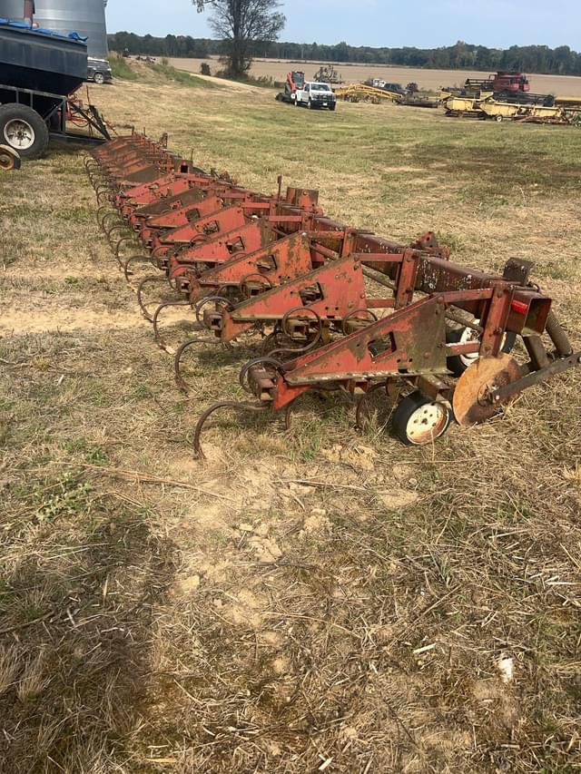 Image of International Harvester 183 equipment image 4