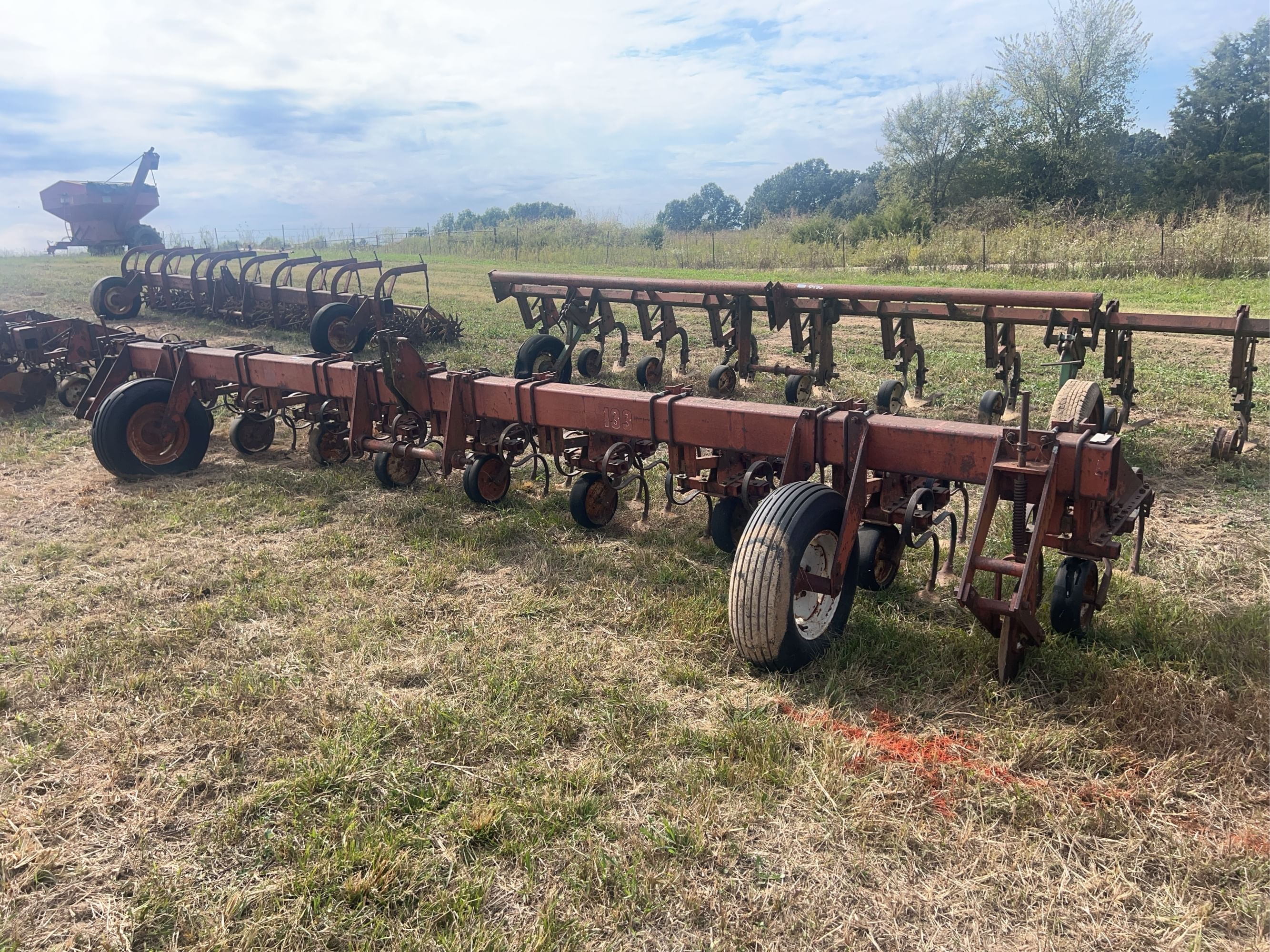 International 183 Equipment Image0