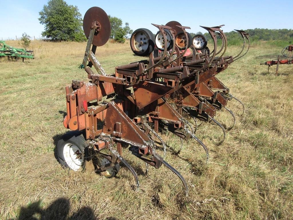 Image of International Harvester 183 Image 1