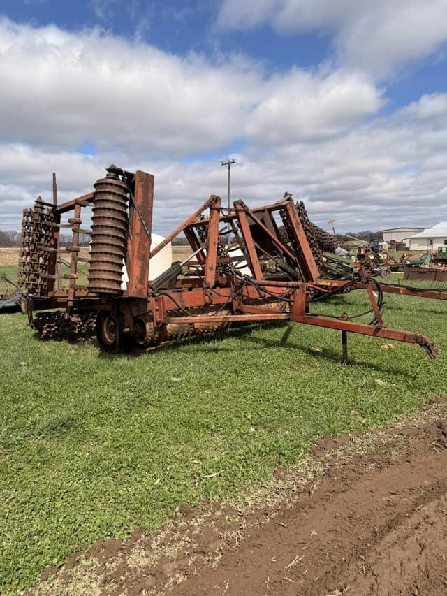 Image of International Harvester 315 equipment image 1