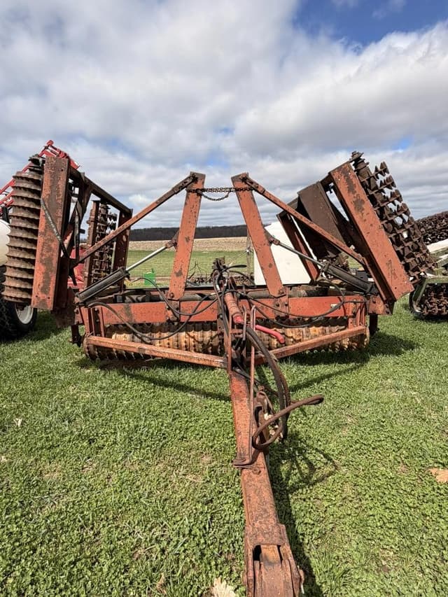 Image of International Harvester 315 equipment image 2