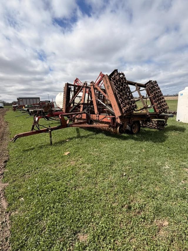 Image of International Harvester 315 equipment image 4
