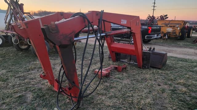 Image of International Harvester 2350 equipment image 4