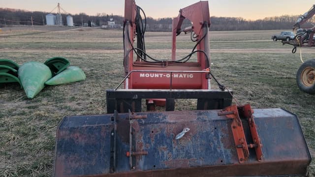 Image of International Harvester 2350 equipment image 2