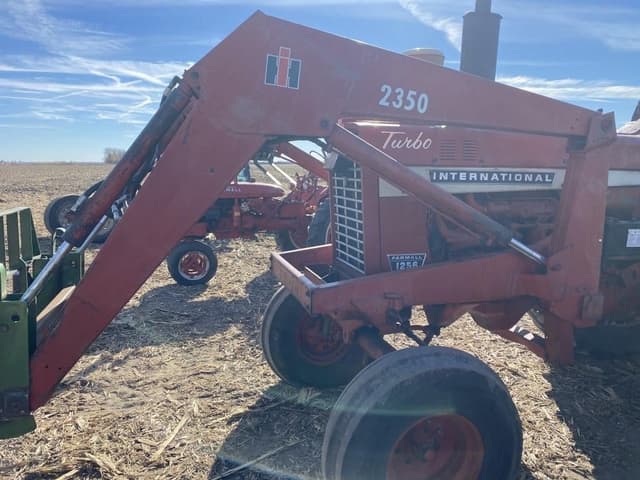 Image of International Harvester 2350 equipment image 2