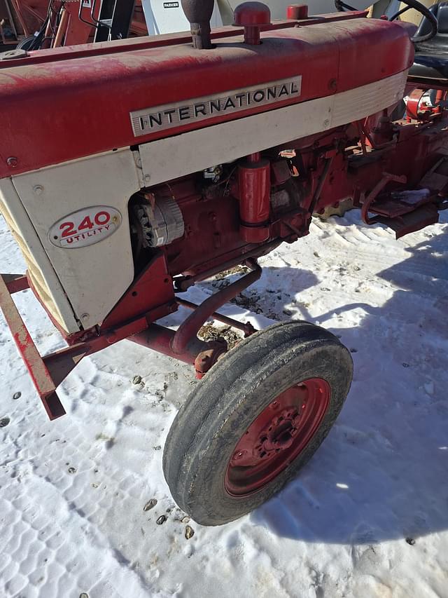 Image of International Harvester 240 equipment image 2