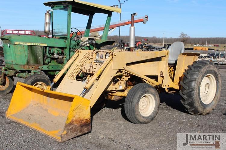 International Harvester 2444 Equipment Image0