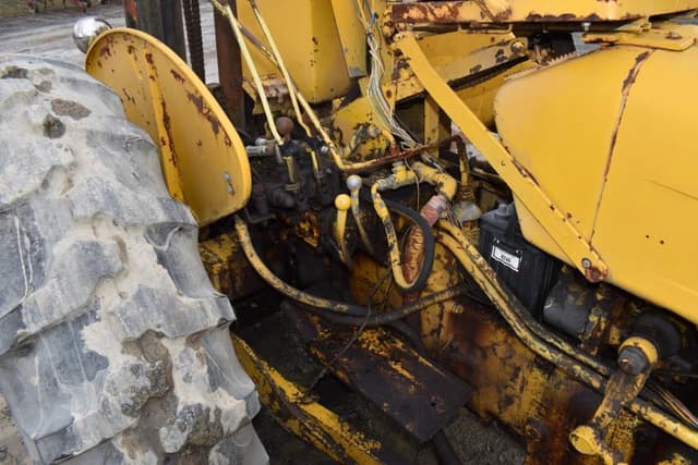 Image of International Harvester 300 equipment image 4