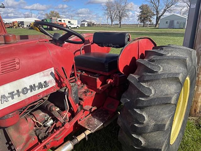 Image of International Harvester 300 equipment image 3