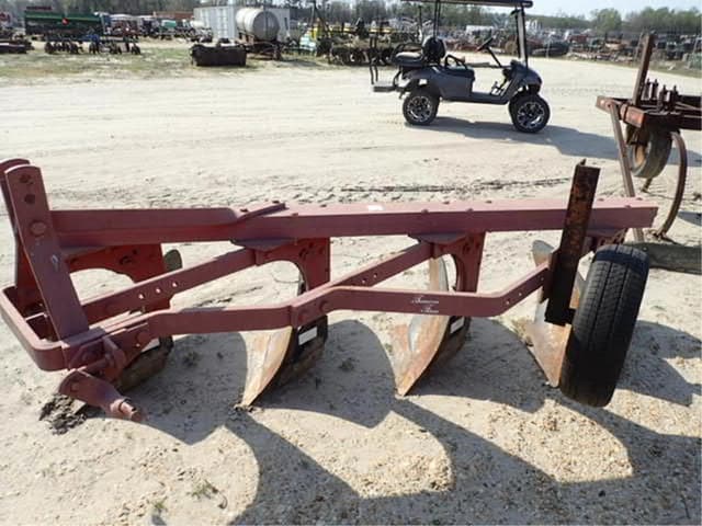 Image of International Harvester 420 equipment image 1