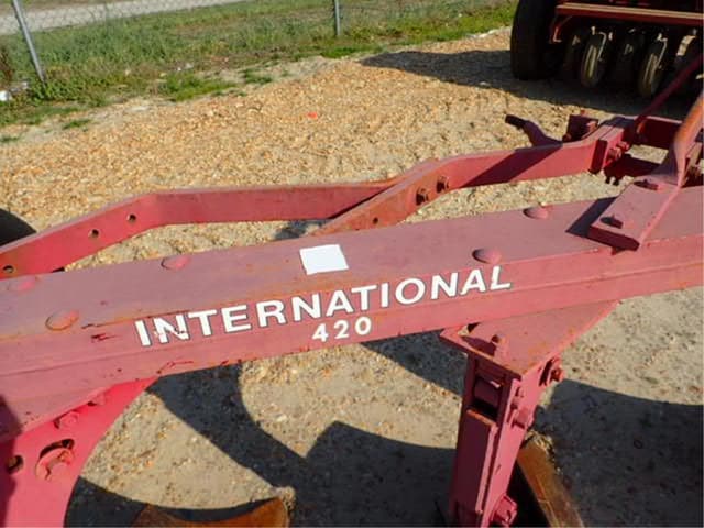 Image of International Harvester 420 equipment image 3