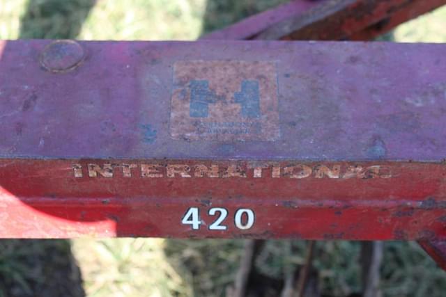 Image of International Harvester 420 equipment image 2