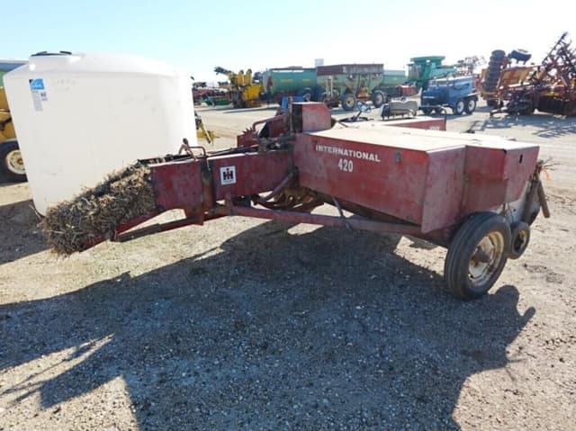 Image of International Harvester 420 equipment image 2