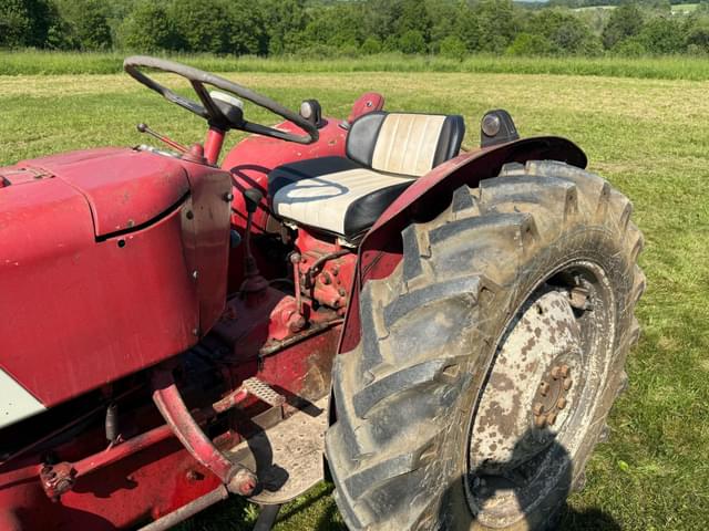 Image of International Harvester 434 equipment image 4