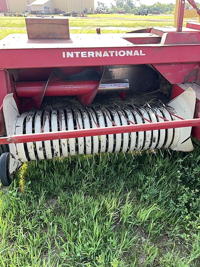 Image of International Harvester 435 equipment image 2