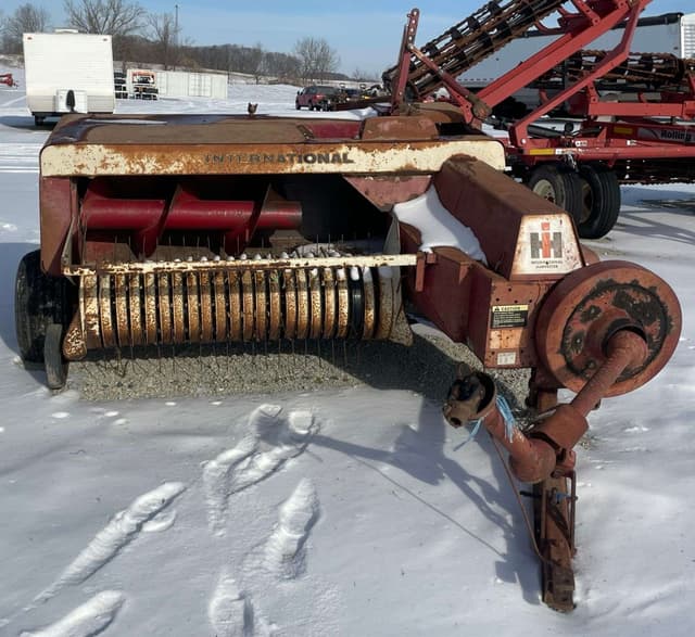 Image of International Harvester 440 equipment image 1