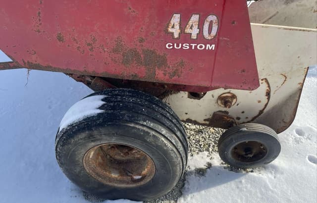 Image of International Harvester 440 equipment image 4