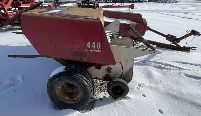 Image of International Harvester 440 equipment image 3