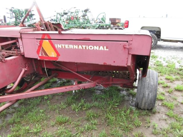 Image of International Harvester 445 equipment image 4
