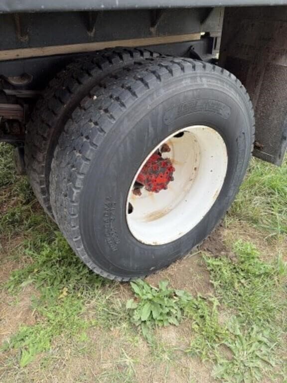 Image of International 4900 equipment image 4