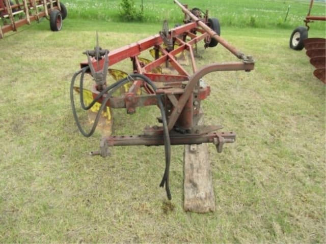 Image of International Harvester 560 equipment image 4