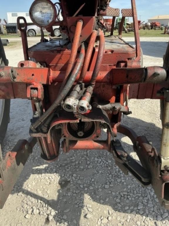 Image of International Harvester 560 equipment image 4