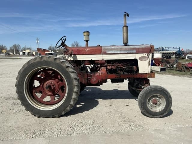 Image of International Harvester 560 equipment image 1