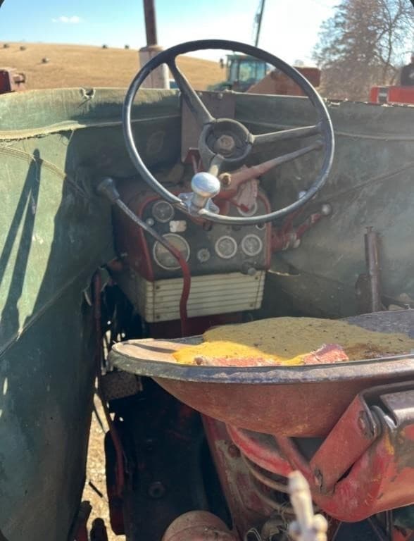 Image of International Harvester 560 equipment image 4