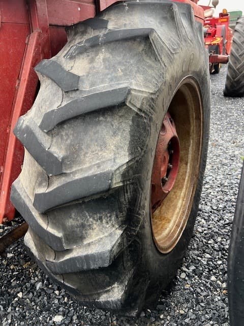 Image of International Harvester 574 equipment image 2